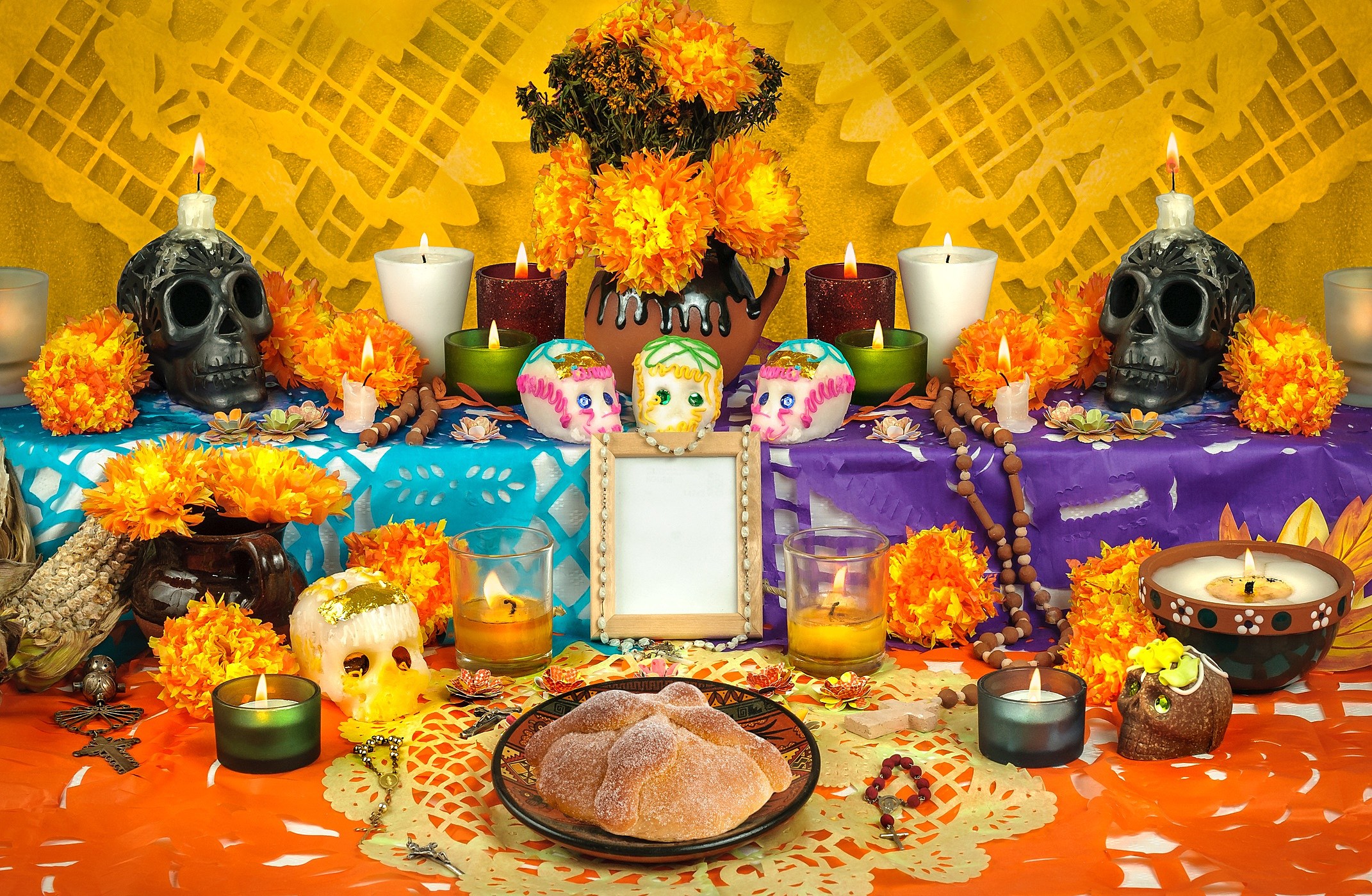  Dia de Los Muertos altar. Photo by kisselpaso.com. Getty Images.